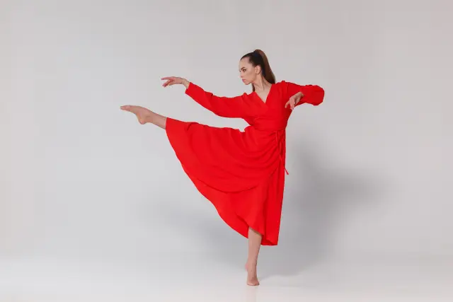 赤いドレスのダンサー