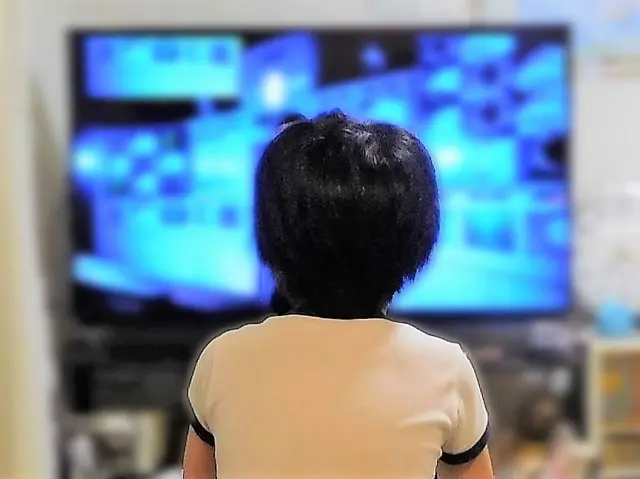 テレビを見る子供